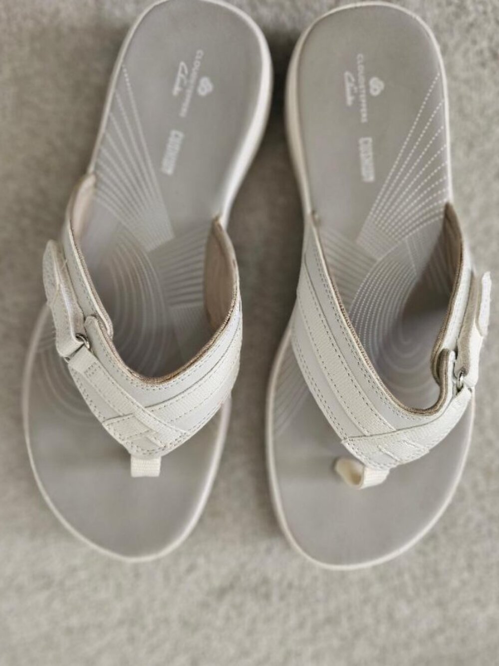Clarks Cloudsteppers White flip flop sandals with white soles -  sz 8